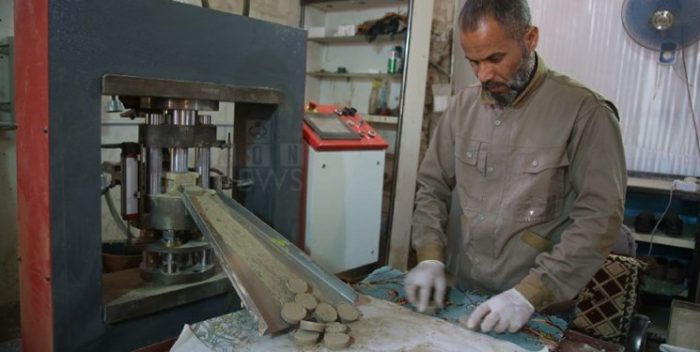 مراحل تولید مهر و تسبیح تربت در حرم امام حسین (ع)+تصاویر