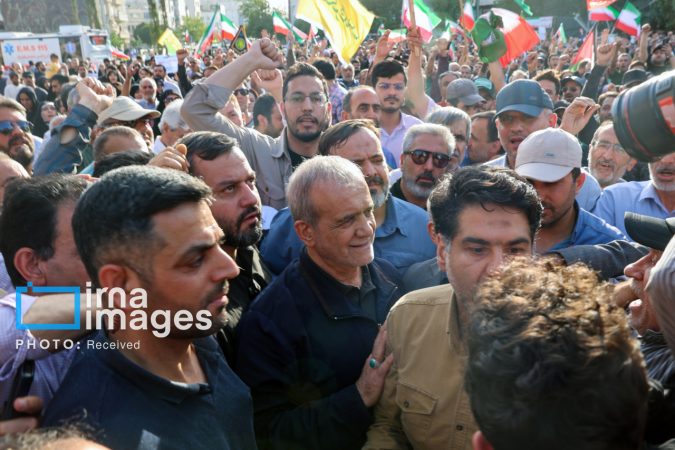 حضور رئیس‌جمهور در تجمع مردمی اعتراض به حمله آمریکا