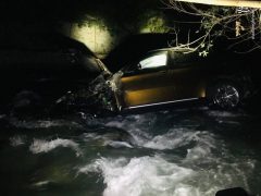 عکس/ سقوط خودرو بی ام و به داخل رودخانه کرج