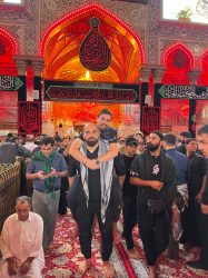 پهلوانی ، پهلوان جابر به زائران حسینی در حرم سید الشهدا (ع)