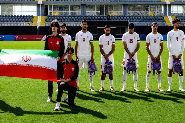 ایران با بازوبند مشکی مقابل مصر