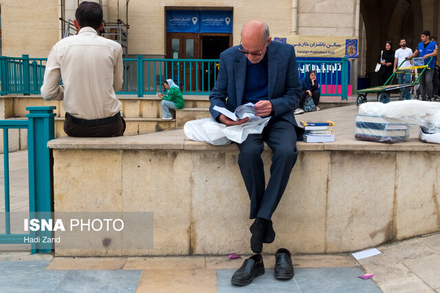 صف امضای کتاب میثم مطیعی، سروش صحت و صادق آهنگران در نمایشگاه کتاب
