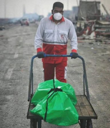 روایت یک عکس؛ امدادگری که در اسکله مرگ را جابه‌جا می‌کرد