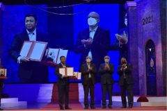 اعطای جایزه جهانی به کاشف ذره‌ای که دنیای فیزیک را متحول کرد