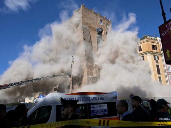 فروریختن برج قرون‌وسطایی در رم