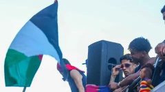 چرا یامال پرچم فلسطین را به دست گرفت؟ خشم صهیونیست‌ها از ستاره بارسلونا