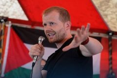 انگلیس مانع ورود نویسنده و فعال سوئدی حامی فلسطین به این کشور شد