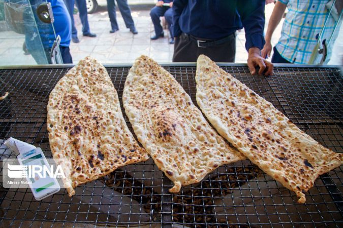 رئیس اتاق اصناف ایران: طرح فروش وزنی نان به زودی اجرایی می شود