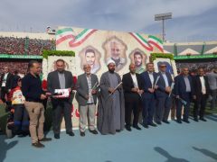 تجلیل سازمان بسیج ورزشکاران از خانواده شهید ابراهیم هادی قبل از شهرآورد پایتخت