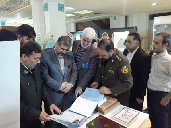 بازدید وزیر ارشاد از غرفه سازمان عقیدتی سیاسی اجا در نمایشگاه قرآن