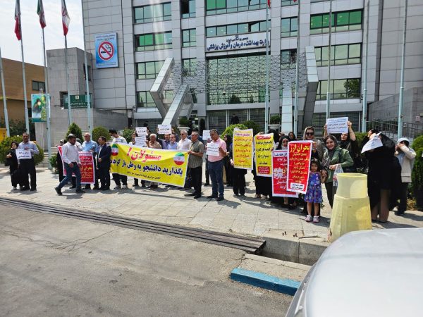 تجمع خانواده‌های دانشجویان خارج از کشور در اعتراض به مقررات انتقال به دانشگاه‌های داخلی