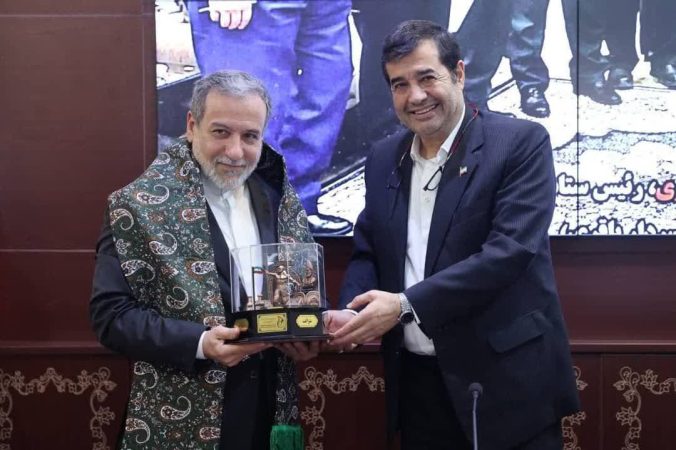 اهدای شال پهلوانی توسط وزیر ورزش به وزیر امور خارجه